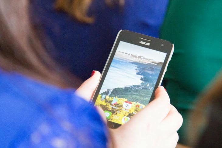 Come il vostro smartphone mangia il vostro pranzo prima di voi: perché le foto vi tolgono metà del divertimento