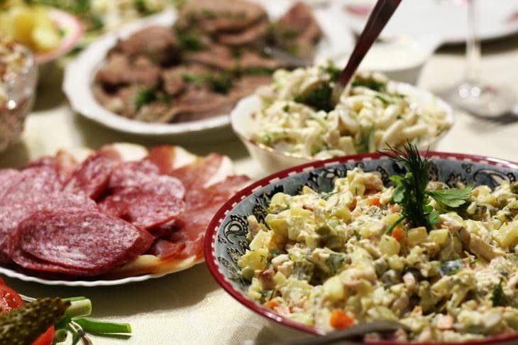 Come sopravvivere alle feste senza sensi di colpa: una strategia per chi è stanco di temere le feste