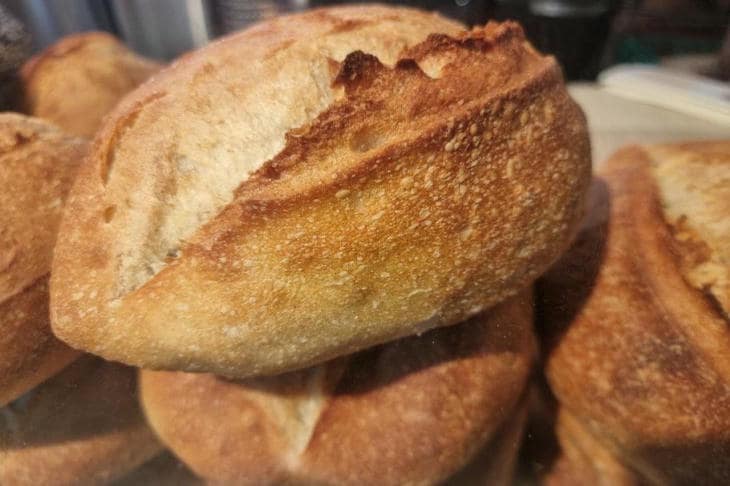 Cosa succede quando si spruzza una pagnotta rafferma con l’acqua e la si manda in forno: una piccola resurrezione per il pane.
