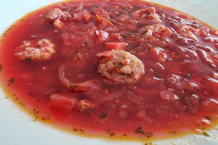 Cosa succede se la zuppa sopravvive alla notte: perché il tempo è il miglior cuoco per borscht e stufato