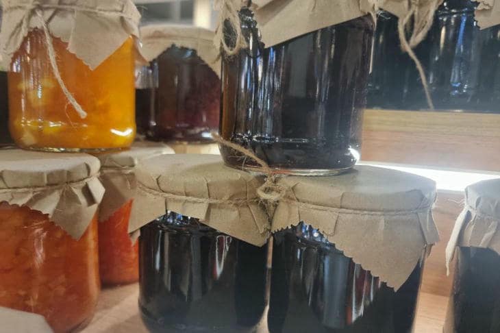 Cosa succede se si fa la marmellata lo stesso giorno: perché la frutta ha bisogno di tempo per riflettere