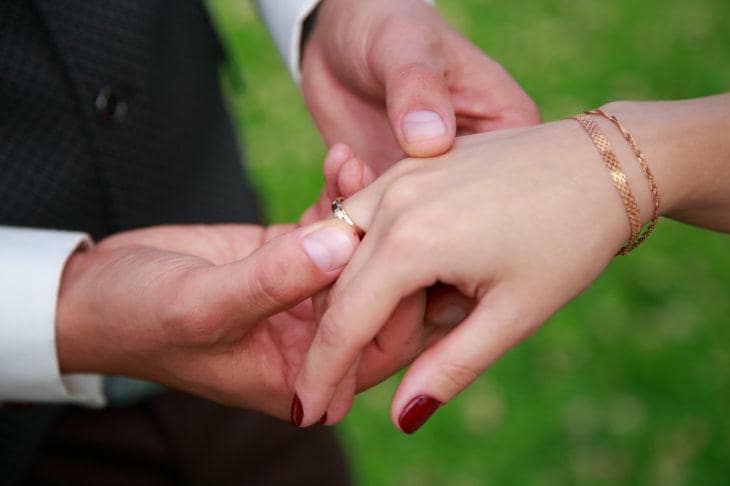 Perché la vita quotidiana corrode i sentimenti: come le decisioni di routine rubano energia all’amore